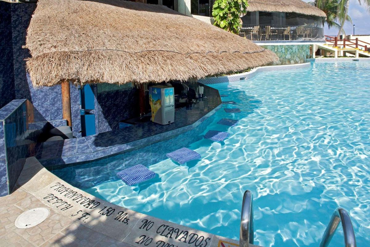 Emporio Cancún — Pool bar