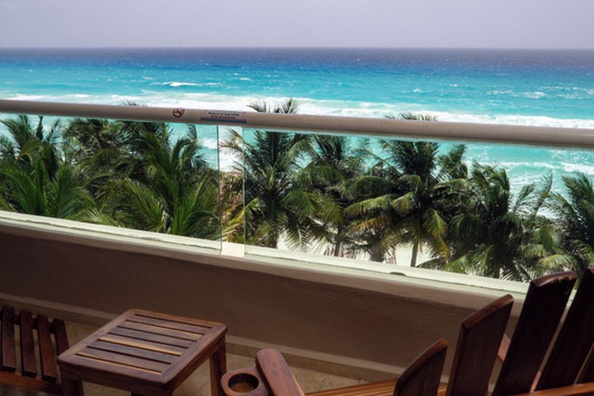 Flamingo Cancún — Scenic restaurant